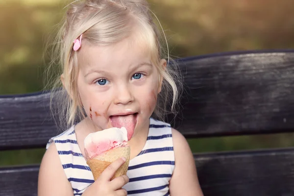 Adorabile bambina mangia il gelato in una giornata estiva — Foto Stock