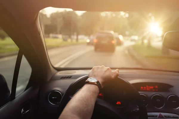 Conduciendo por la calle en coche en un hermoso día soleado — Foto de Stock