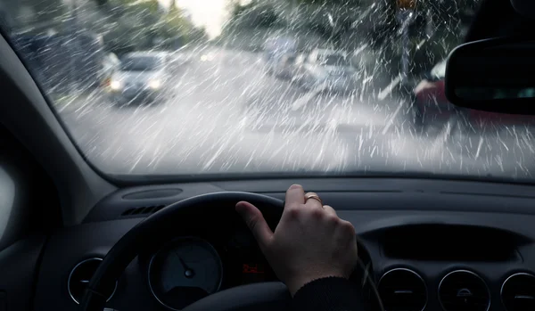 Slechte weersomstandigheden op de weg in de stad - sneeuwstorm — Stockfoto