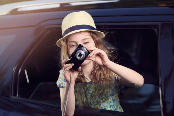 Mladá dívka fotí — Stock fotografie