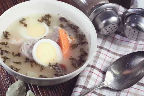 Delizioso borscht bianco servito con uovo — Foto Stock