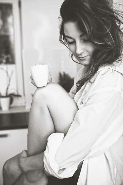 Café de la mañana - hermosa mujer bebiendo café — Foto de Stock