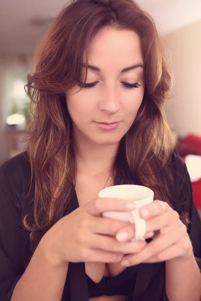漂亮的女孩喝一杯咖啡 — 图库照片
