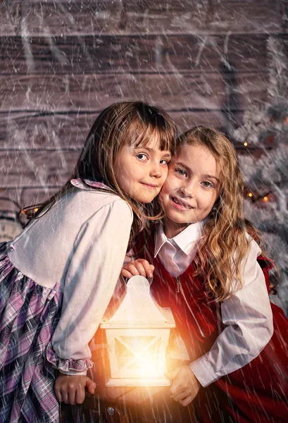 Дві сестри сміються напередодні Різдва — стокове фото