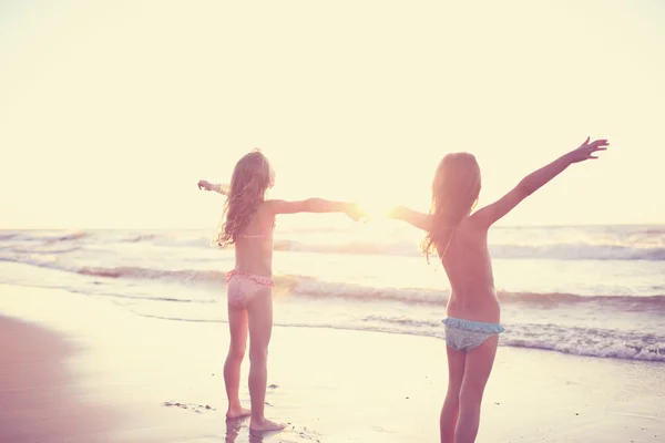 Dos jóvenes amigos disfrutan del día soleado en la playa —  Fotos de Stock