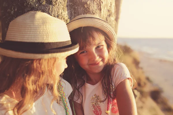 화창한 날에 모자에 두 자매 — 스톡 사진