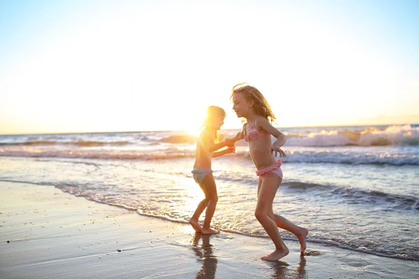 Doi tineri prieteni fete dansând la plajă — Fotografie, imagine de stoc
