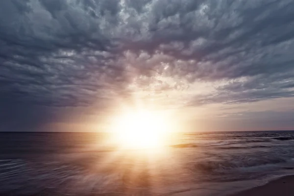 Мистический закат над морем — стоковое фото