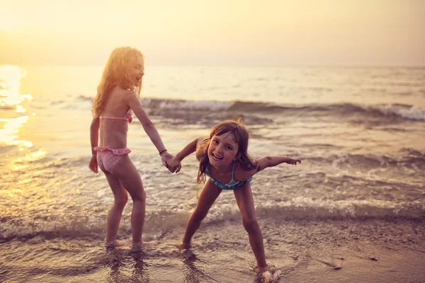 Δύο νεαρά κορίτσια να παίζουν στην παραλία — Φωτογραφία Αρχείου