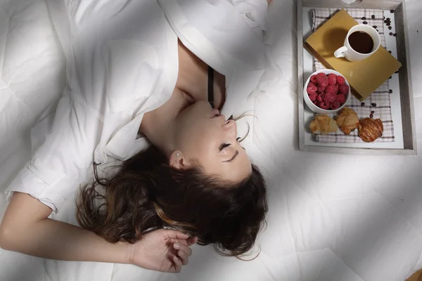 The morning leisurely breakfast in bed — Stock Photo, Image