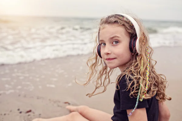 Junges Mädchen hört Musik am Strand — Stockfoto