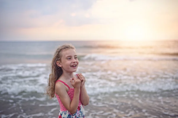 Joven chica alegre se ríe en la playa — Foto de Stock