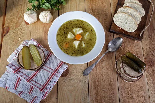 Deliziosa zuppa di cetrioli fatta in casa con pane — Foto Stock