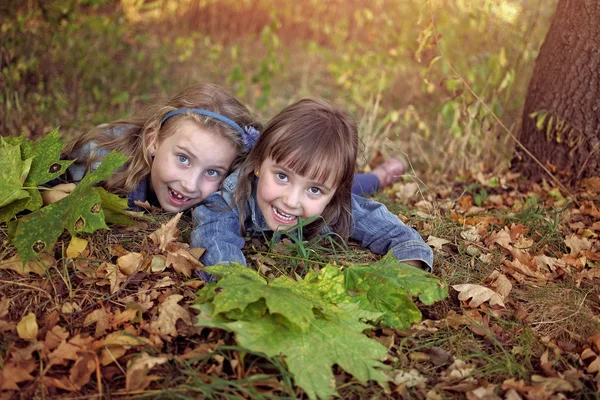 Two friends laugh in the autumn day — Stock Photo, Image