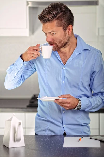 Bir adamın gömleği kahve ile işadamı — Stok fotoğraf