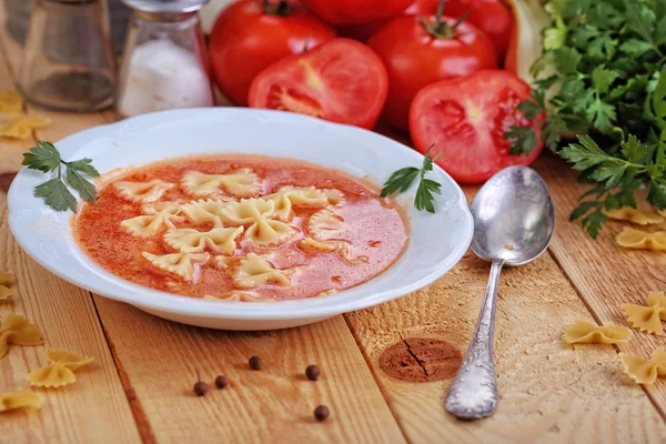 Vegetariánské rajčatová polévka jako oběd — Stock fotografie