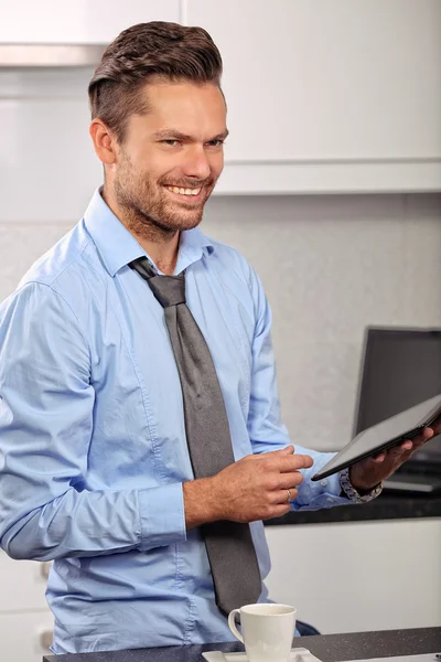 Homem de negócios na camisa de um homem com sorriso — Fotografia de Stock