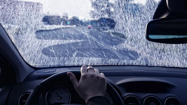 Miskin visibilitas pada hari musim dingin di dalam mobil — Stok Foto