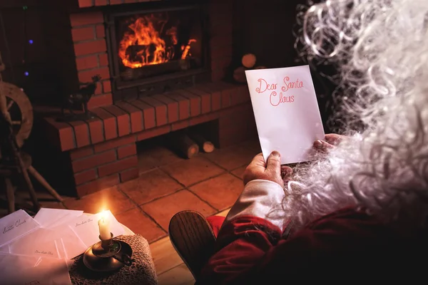 Père Noël lit les lettres des enfants — Photo