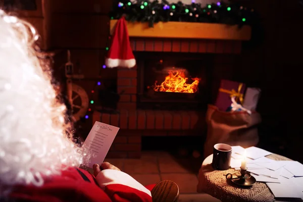 圣诞老人从儿童冬季度假屋里读取信件 — 图库照片