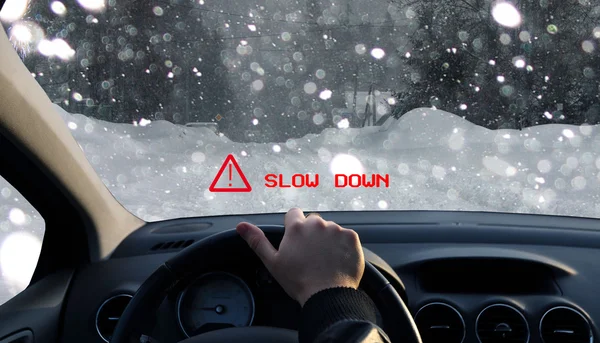 Tecnologia exibe um aviso no pára-brisas sobre as más condições da estrada — Fotografia de Stock