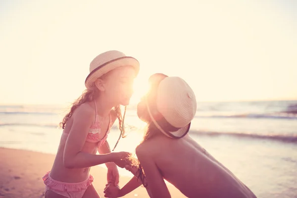 Φίλους που παίζουν στην παραλία στις διακοπές καλοκαιρινή μέρα — Φωτογραφία Αρχείου