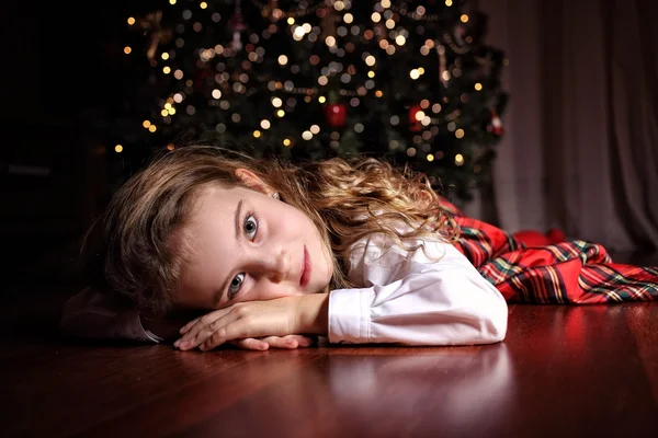 크리스마스 이브에 잠겨있는 소녀 — 스톡 사진