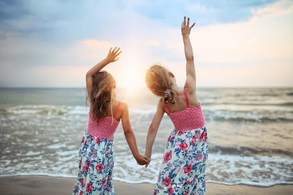 İki genç kız plajda eğlenmek — Stok fotoğraf