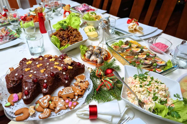 Table de fête pleine de nourriture pour Noël — Photo