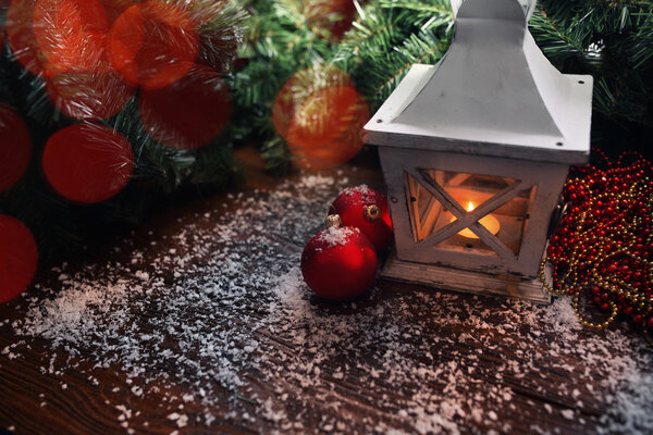 Праздничная атмосфера - фонарь с безделушками в снежный вечер

