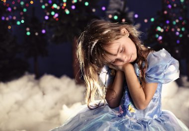 Bir ormanda bir elbise genç prenses oturuyor