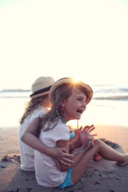 Genç arkadaş sahilde gülüyor