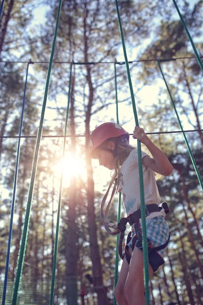 Jovem garota supera parque corda — Fotografia de Stock
