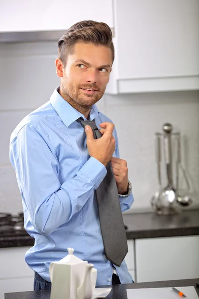 Homem bonito de manhã na cozinha gravata gravata — Fotografia de Stock