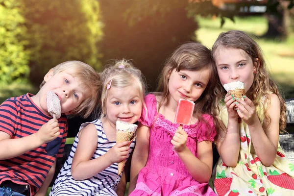 Adorables niños comiendo helado en vacaciones — Diversión, gente - Stock Photo | #86691774