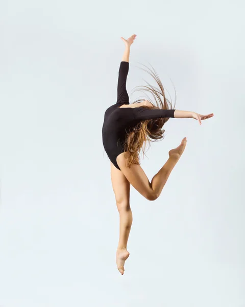 Молода дівчина займалася художньою гімнастикою — стокове фото