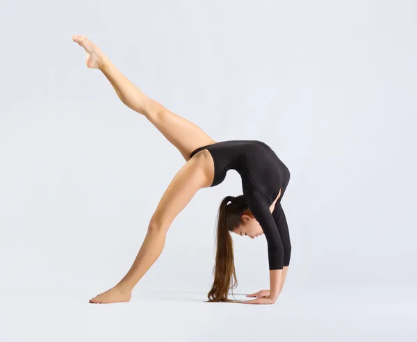 Jovencita comprometida arte gimnasia — Foto de Stock