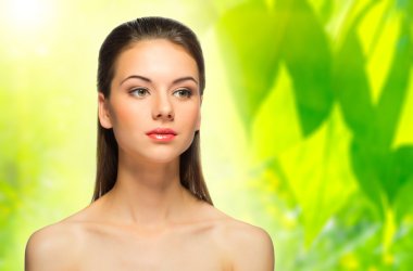 çiçek arka planda sağlıklı genç kız