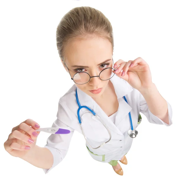 Jonge grappige dokter met zwangerschapstest geïsoleerd — Stockfoto