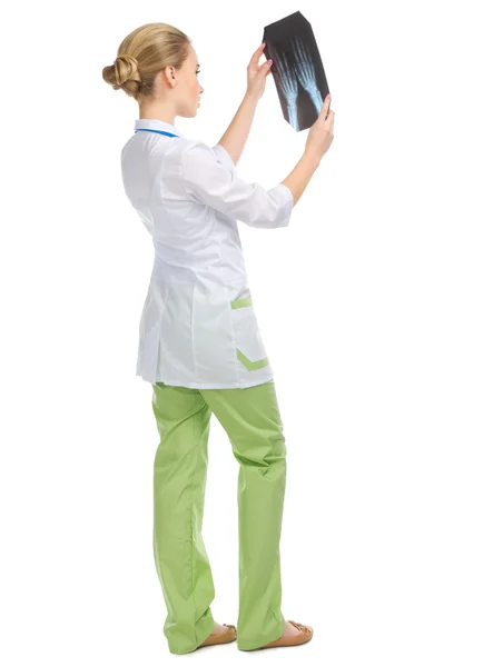Médico joven con rayos X —  Fotos de Stock