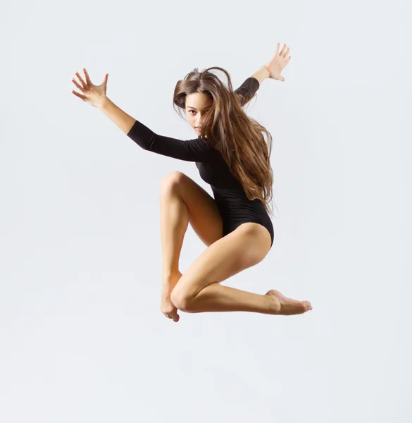 Молодая девушка занимается художественной гимнастикой — стоковое фото
