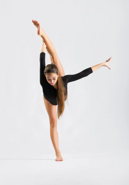 Jovencita comprometida arte gimnasia — Foto de Stock