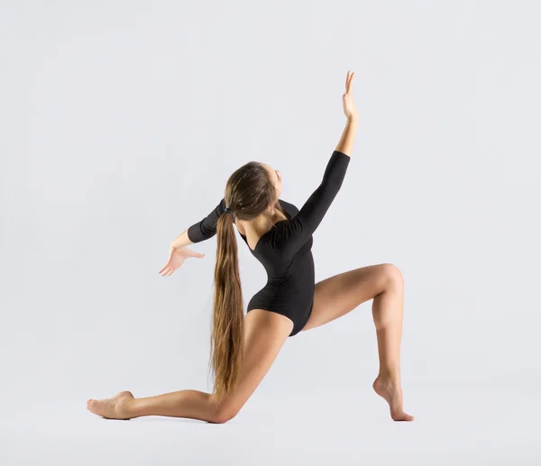 Menina jovem engajado arte ginástica — Fotografia de Stock