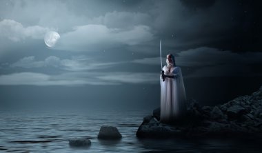 Elf kızı gece deniz sahilinde kılıçla