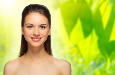 Bahar çiçek arka plan üzerinde kız