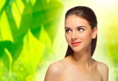 Çiçek bahar arka plan üzerinde sağlıklı kız