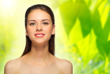 Çiçek bahar arka plan üzerinde sağlıklı kız