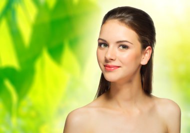 Çiçek bahar arka plan üzerinde sağlıklı kız