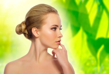 Çiçek bahar arka plan üzerinde sağlıklı kız