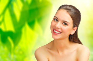 Çiçek bahar arka plan üzerinde sağlıklı kız